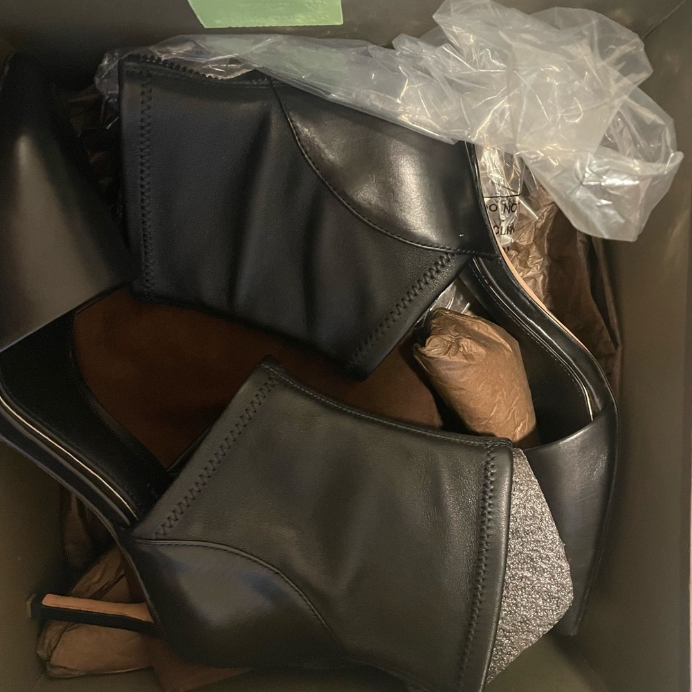 Tahari open toe shoes like New